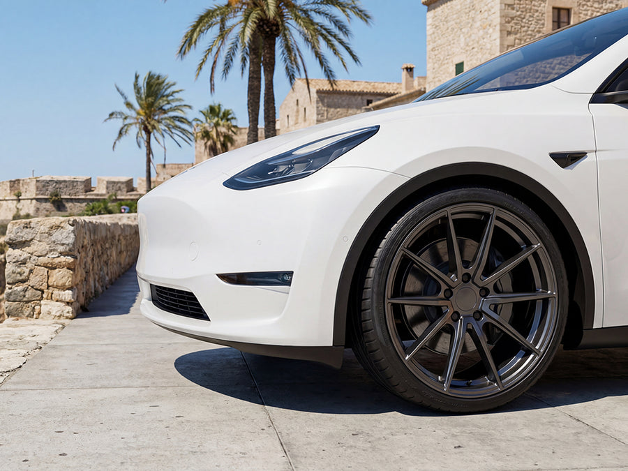 Tesla Y wrapped in Gloss HX20000 Lapland White restyling film HX20002B
