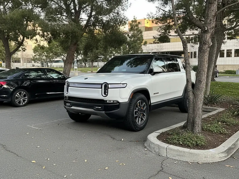 Rivian R1S wrapped in Hexis Matte HX20000 Lapland White vinyl wrap HX20002M