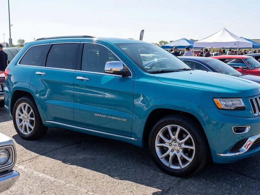 Jeep Grand Cherokee wrapped in Hexis Gloss HX20000 Pigeon Blue car wrap film HX20315B detail